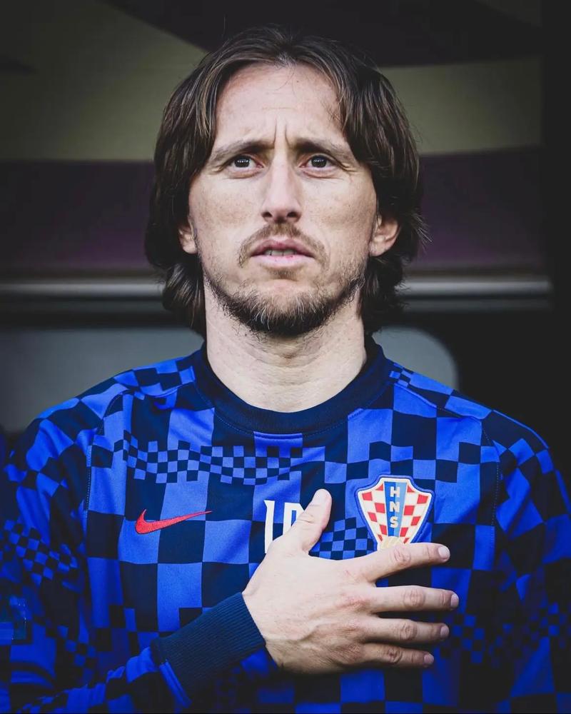 德甲战报：凯恩替补登场戴帽，拜仁5-0狂胜十人斯图加特