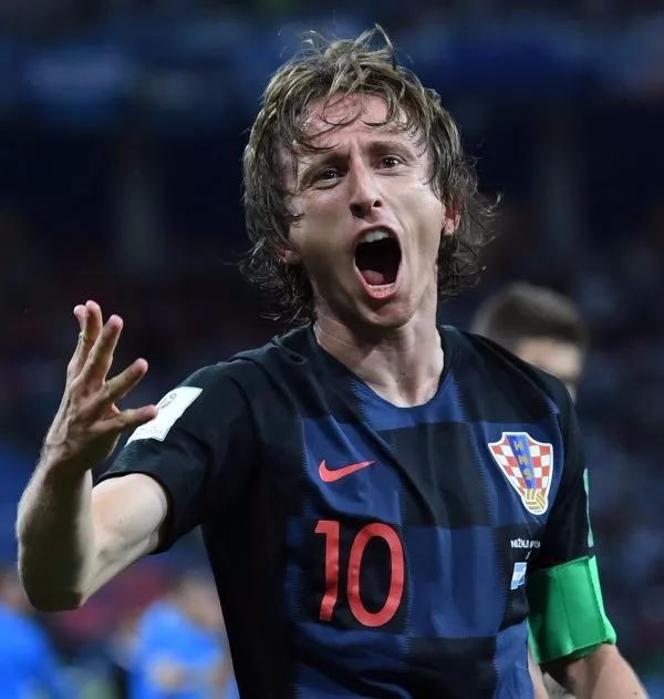 曼联4-1击败狼队，升至英超第六；米兰3-2战胜都灵，登顶积分榜。